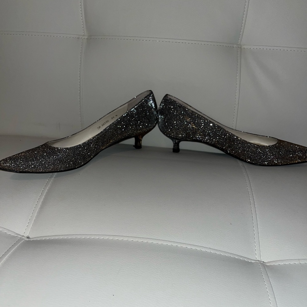 Stuart Weitzman 8 1/2 N kitten heel pumps